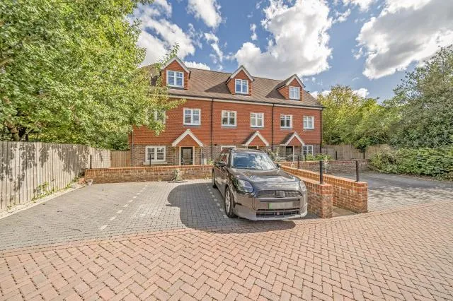 4 bed house for sale, Cricketers Close, Bagshot, GU19