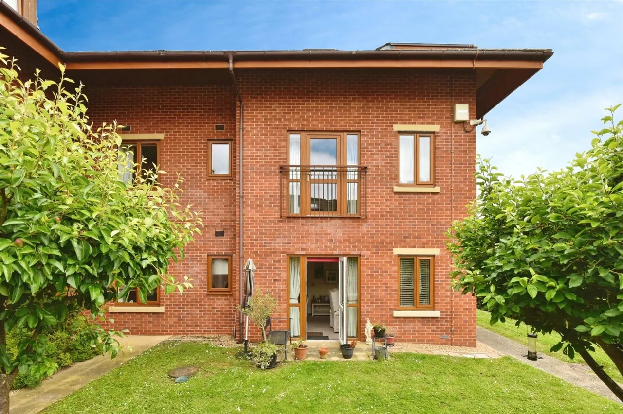 2 bed flat for sale, Queens Drive, Nantwich, CW5