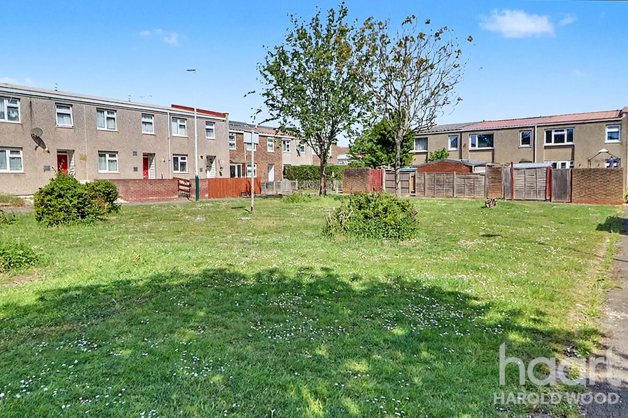 Coltsfoot Path, Harold Hill, RM3, photo 2