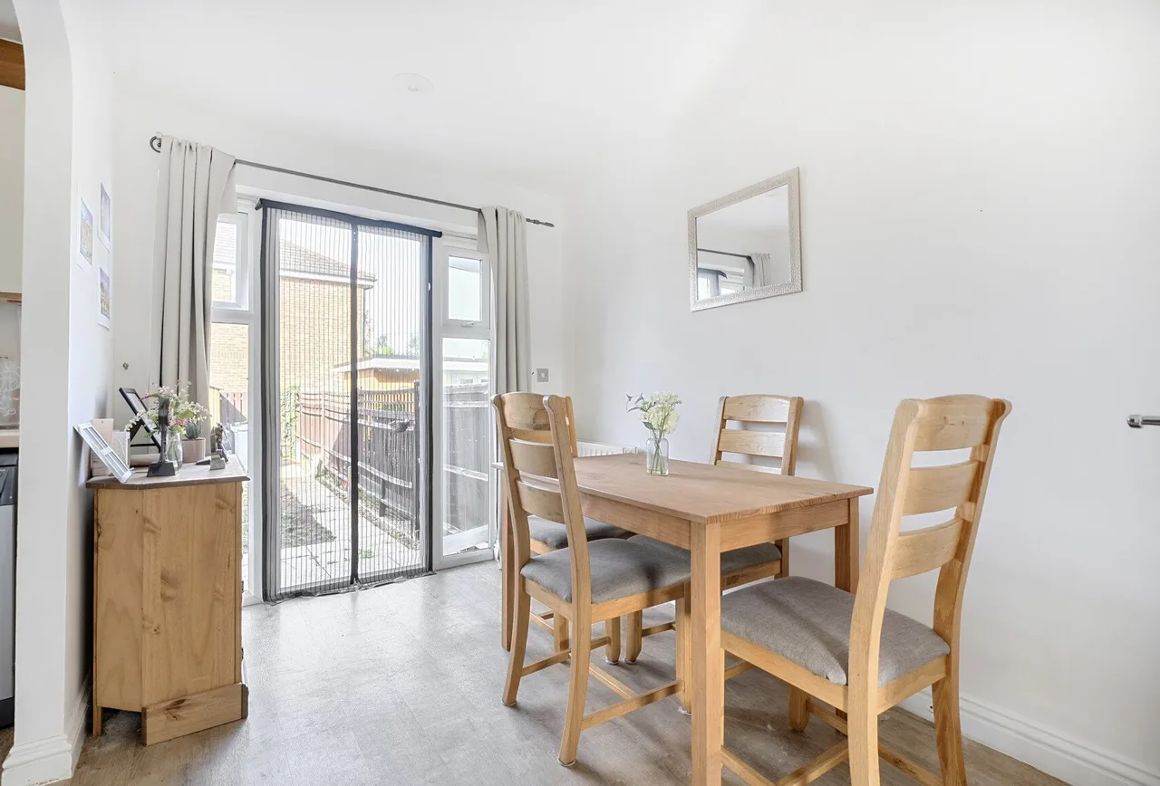 Mead Place, Surrey, Smallfield, RH6 9GZ, photo 4