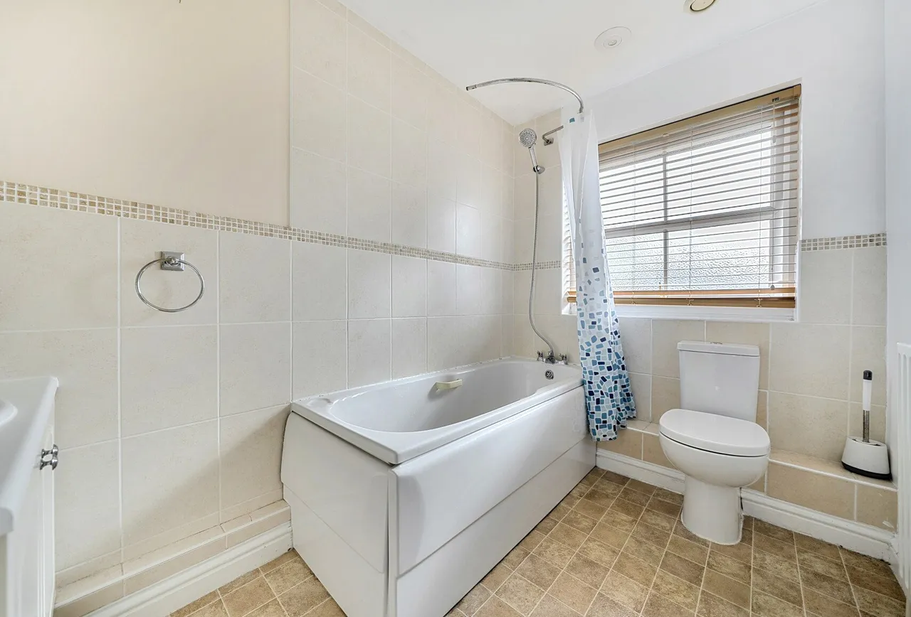 Mead Place, Surrey, Smallfield, RH6 9GZ, photo 3