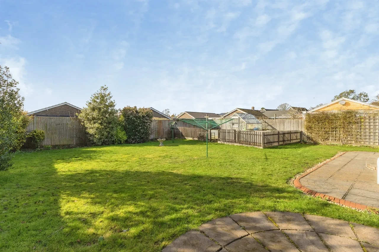 Larch Close, Attleborough, photo 12