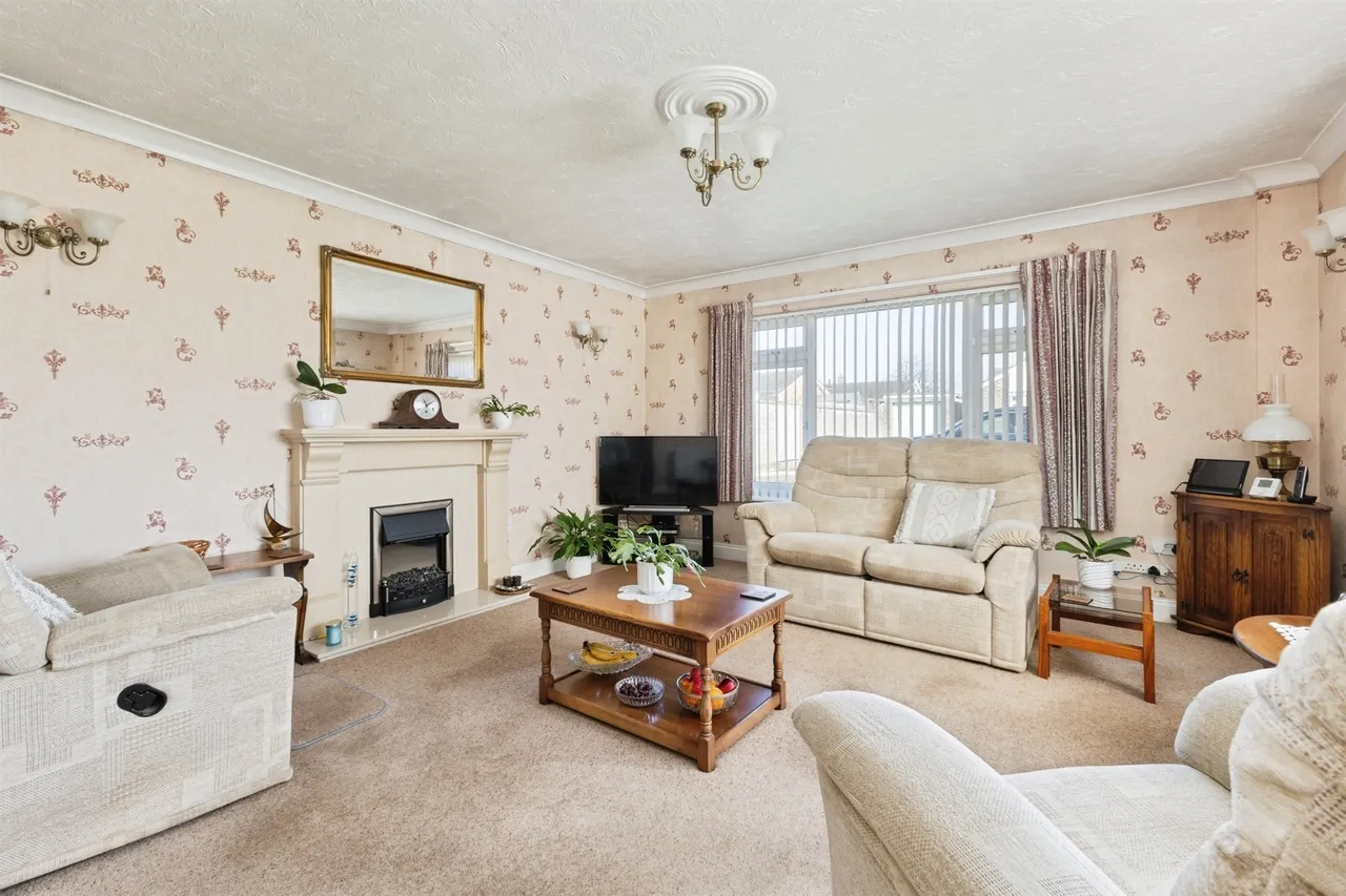 Larch Close, Attleborough, photo 7
