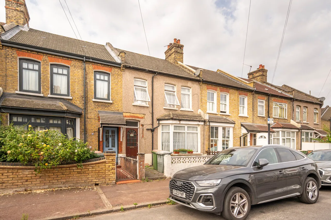 62 Becket Avenue, London, photo 2