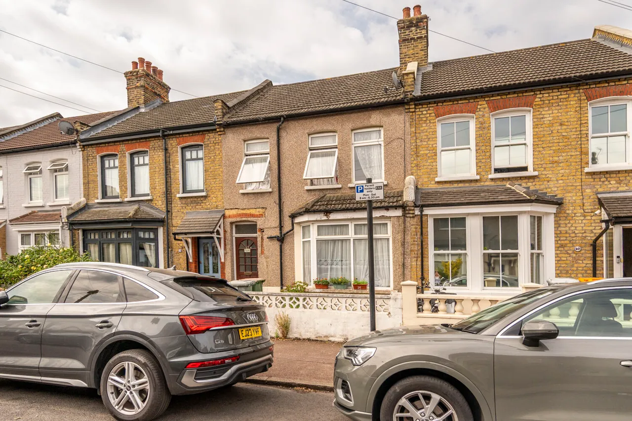 3 bed house for sale — 62 Becket Avenue, London
