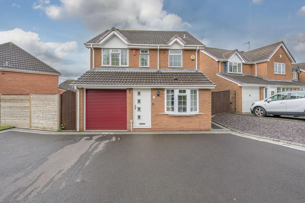 3 bed house for sale — Charlecote Drive, Dudley