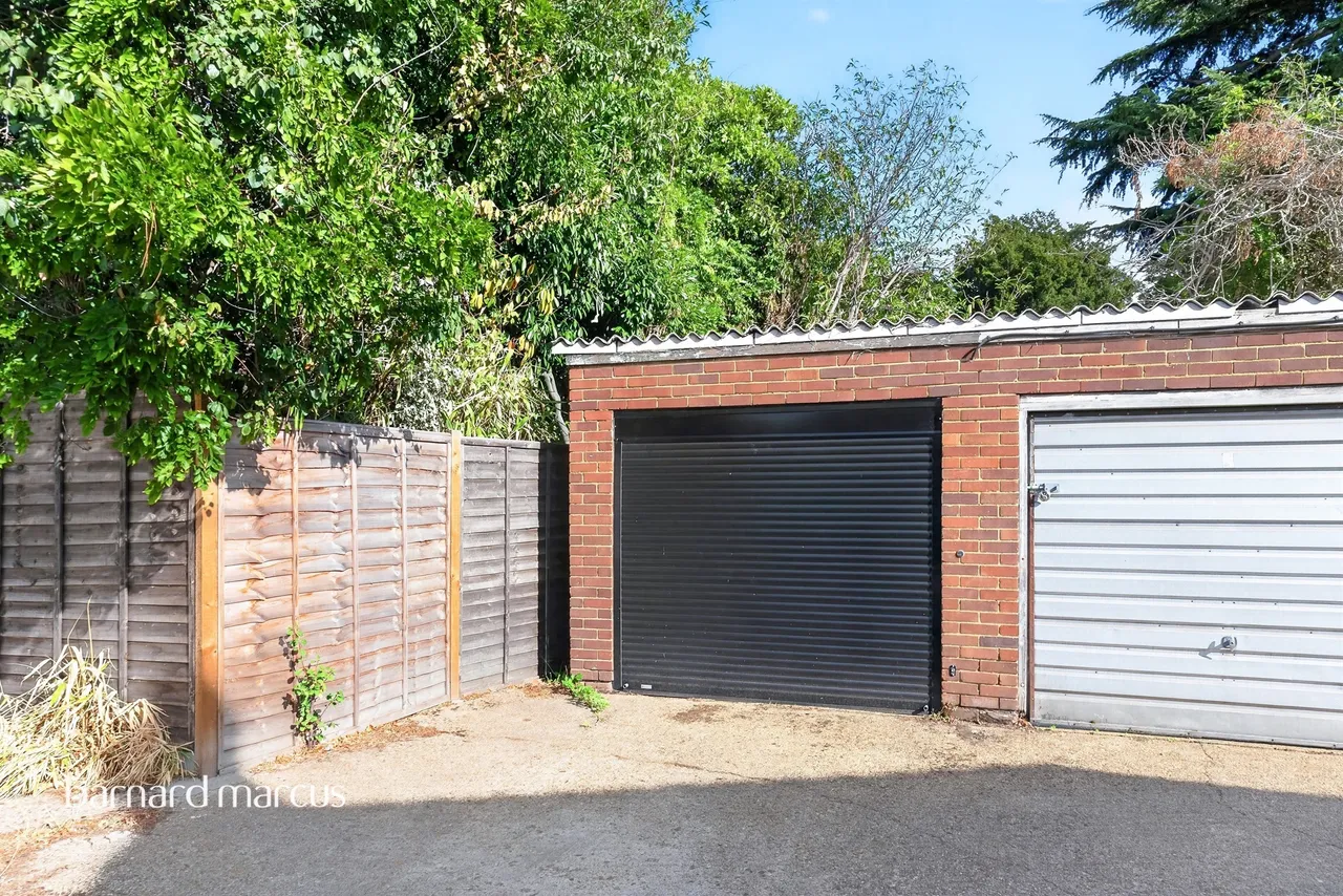Chaplin Crescent, Sunbury-On-Thames, TW16, photo 13