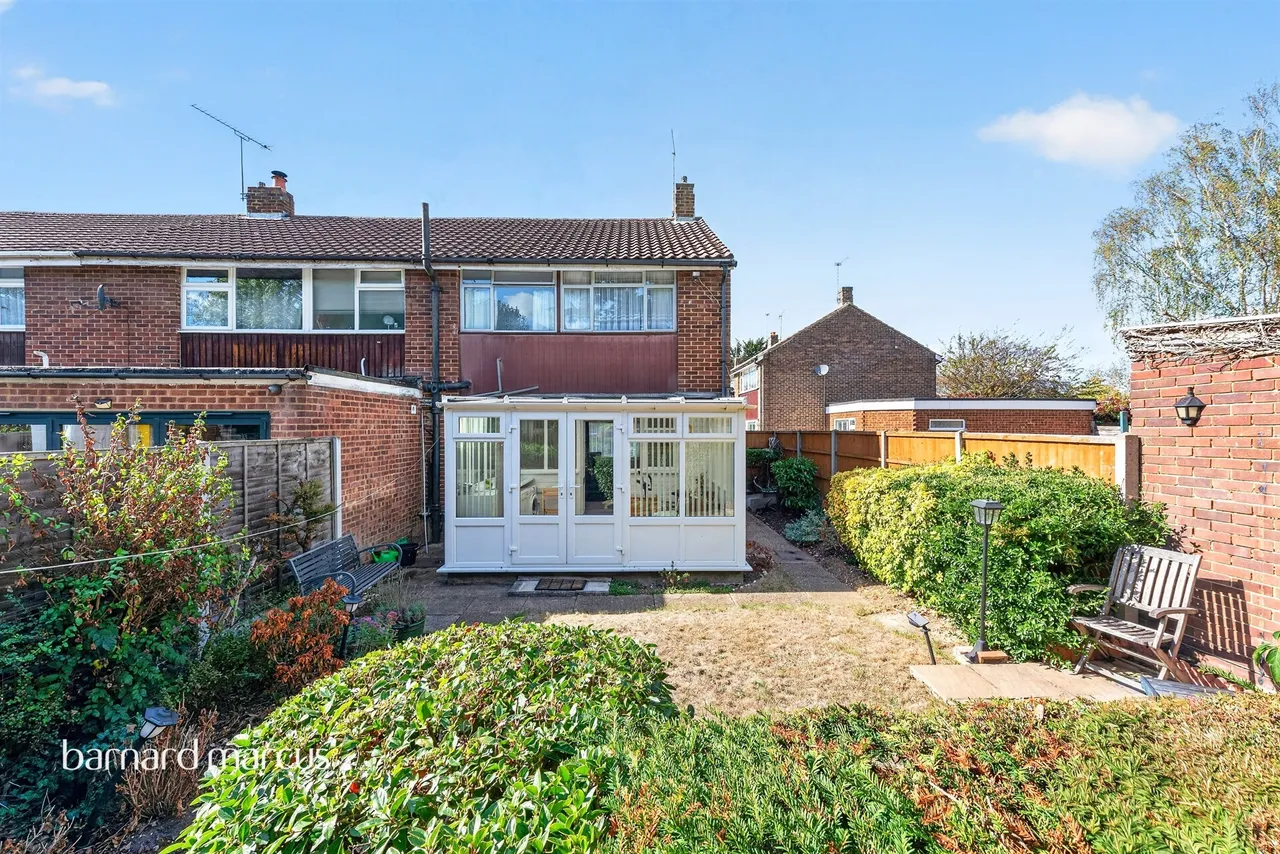 Chaplin Crescent, Sunbury-On-Thames, TW16, photo 11