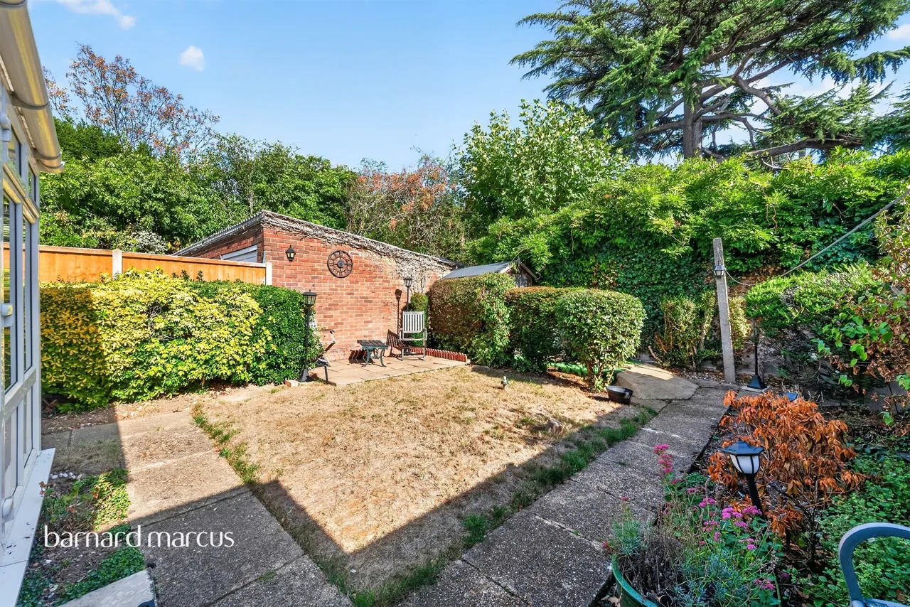 Chaplin Crescent, Sunbury-On-Thames, TW16, photo 12