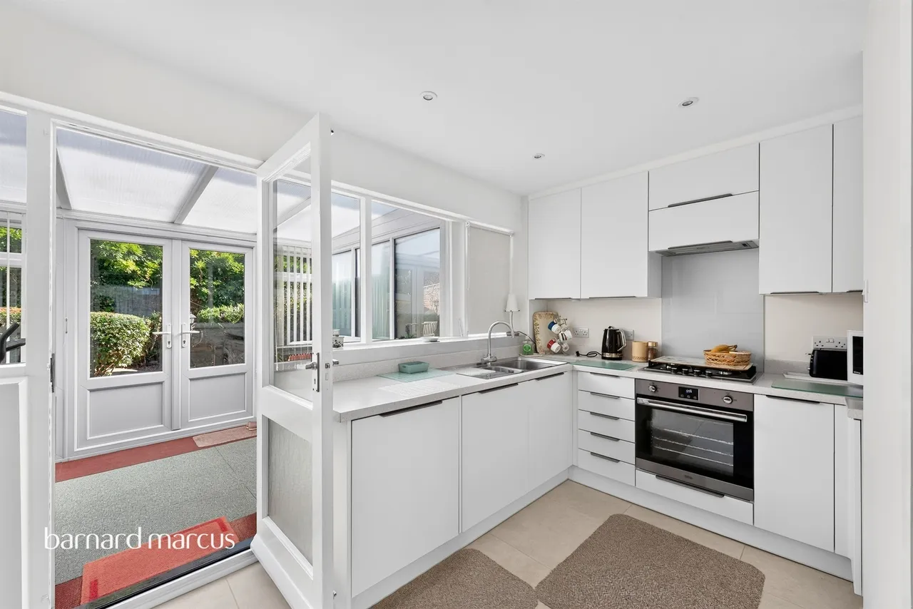 Chaplin Crescent, Sunbury-On-Thames, TW16, photo 4