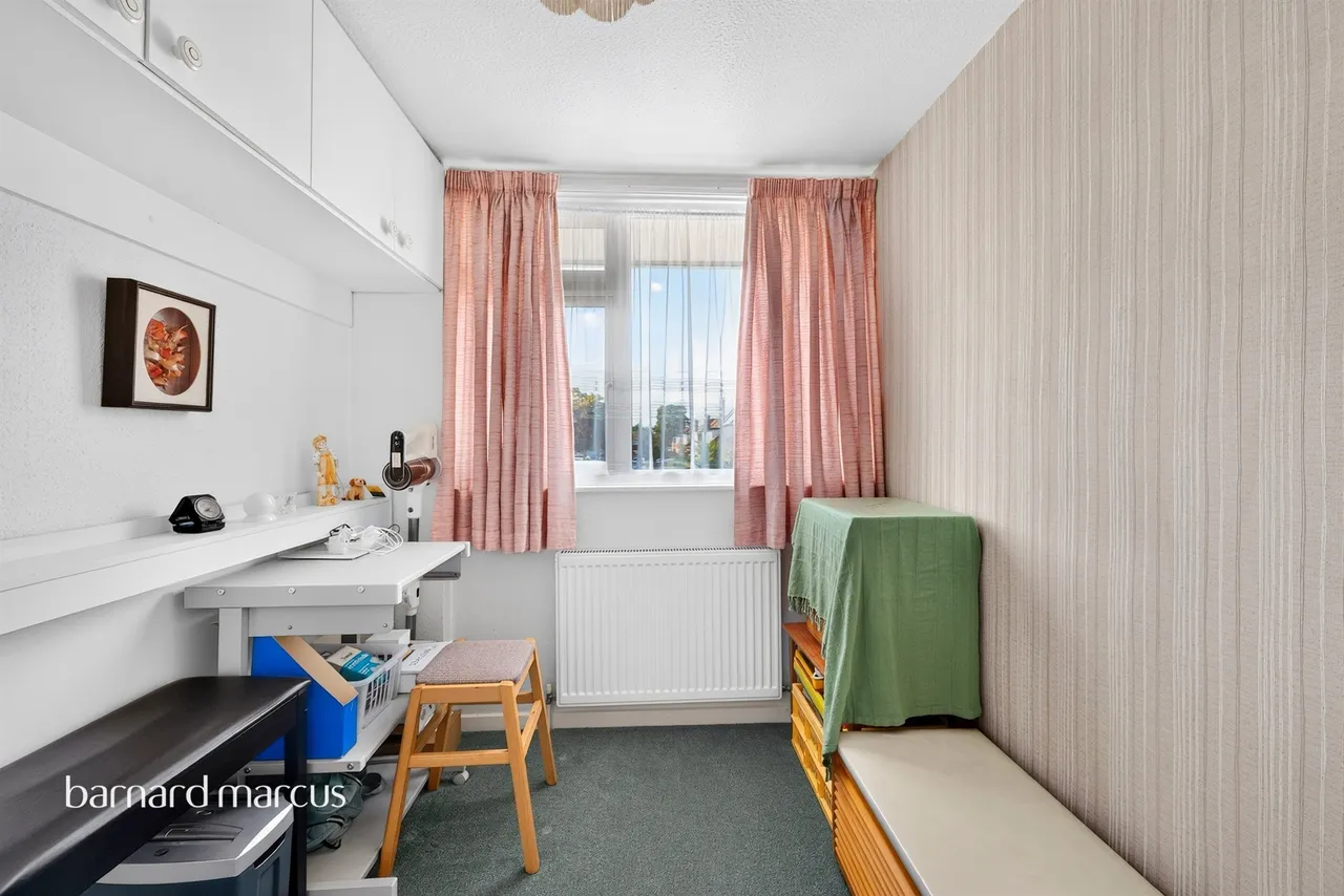 Chaplin Crescent, Sunbury-On-Thames, TW16, photo 9