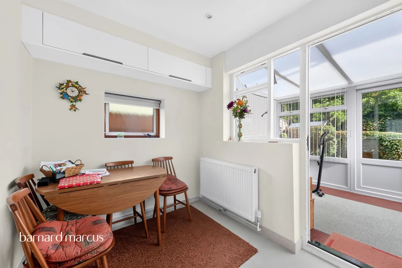 Chaplin Crescent, Sunbury-On-Thames, TW16, photo 5