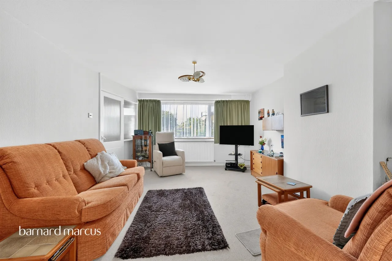 Chaplin Crescent, Sunbury-On-Thames, TW16, photo 2