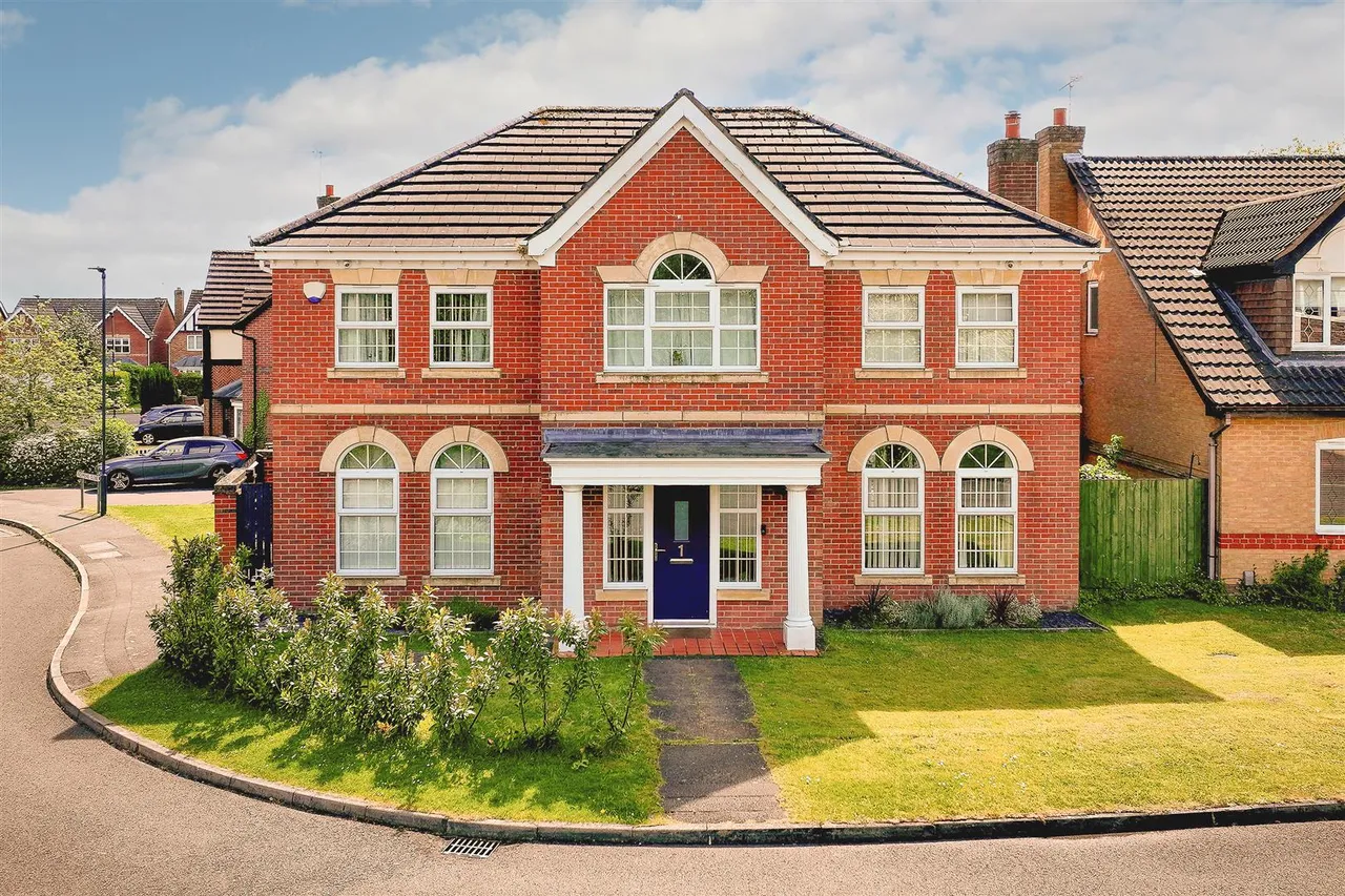 5 bed house for sale, Richmond Close, Heatherton Village