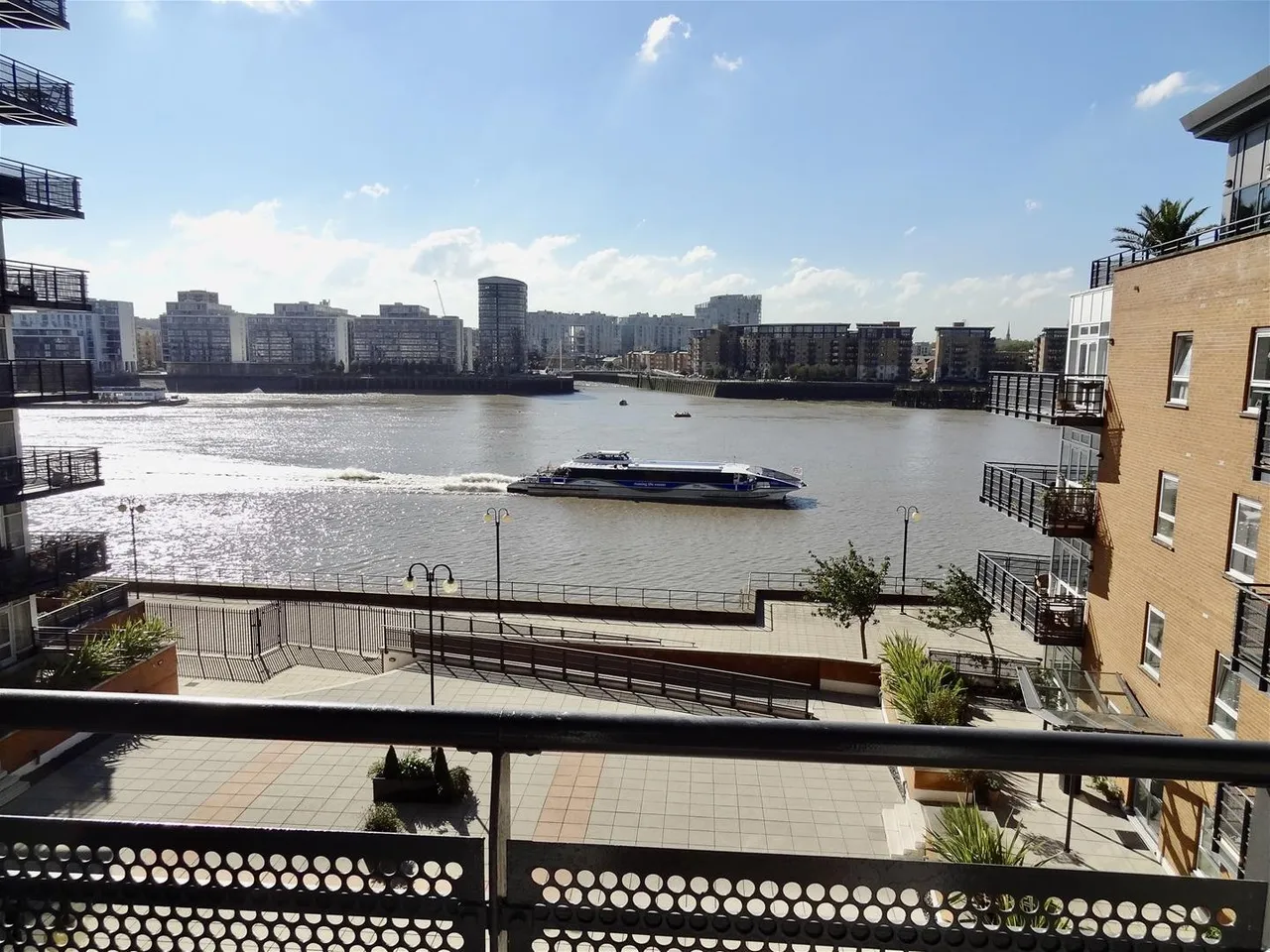 2 bed flat to rent — Langbourne Place, Westferry Road, London