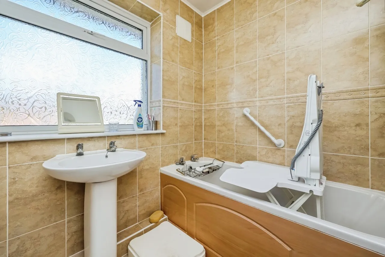 Highwray Grove, Clifton, Nottingham, NG11, photo 9