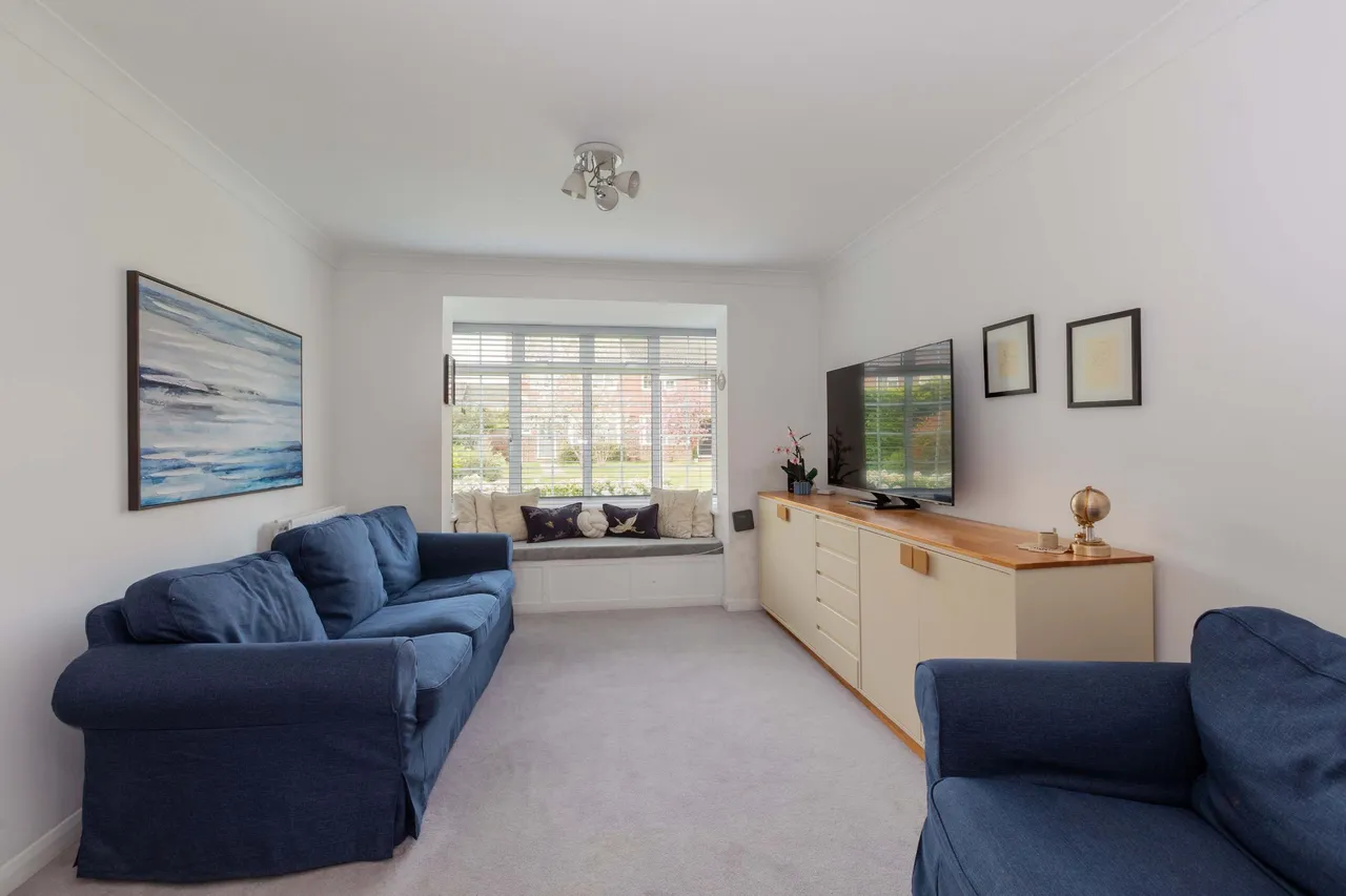 Dorchester Close, Cranbrook Drive, Maidenhead, Berkshire, photo 6