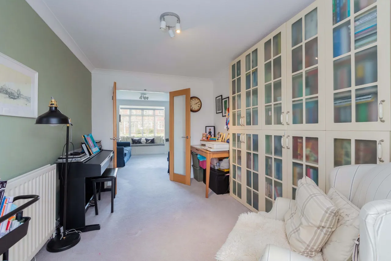 Dorchester Close, Cranbrook Drive, Maidenhead, Berkshire, photo 8