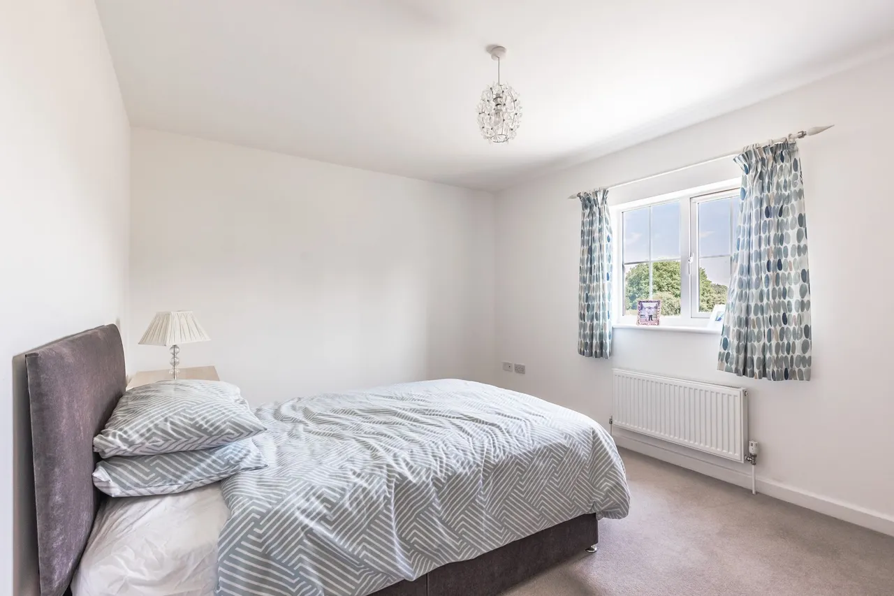 Beautifully Presented Four Bedroom Ho, photo 13