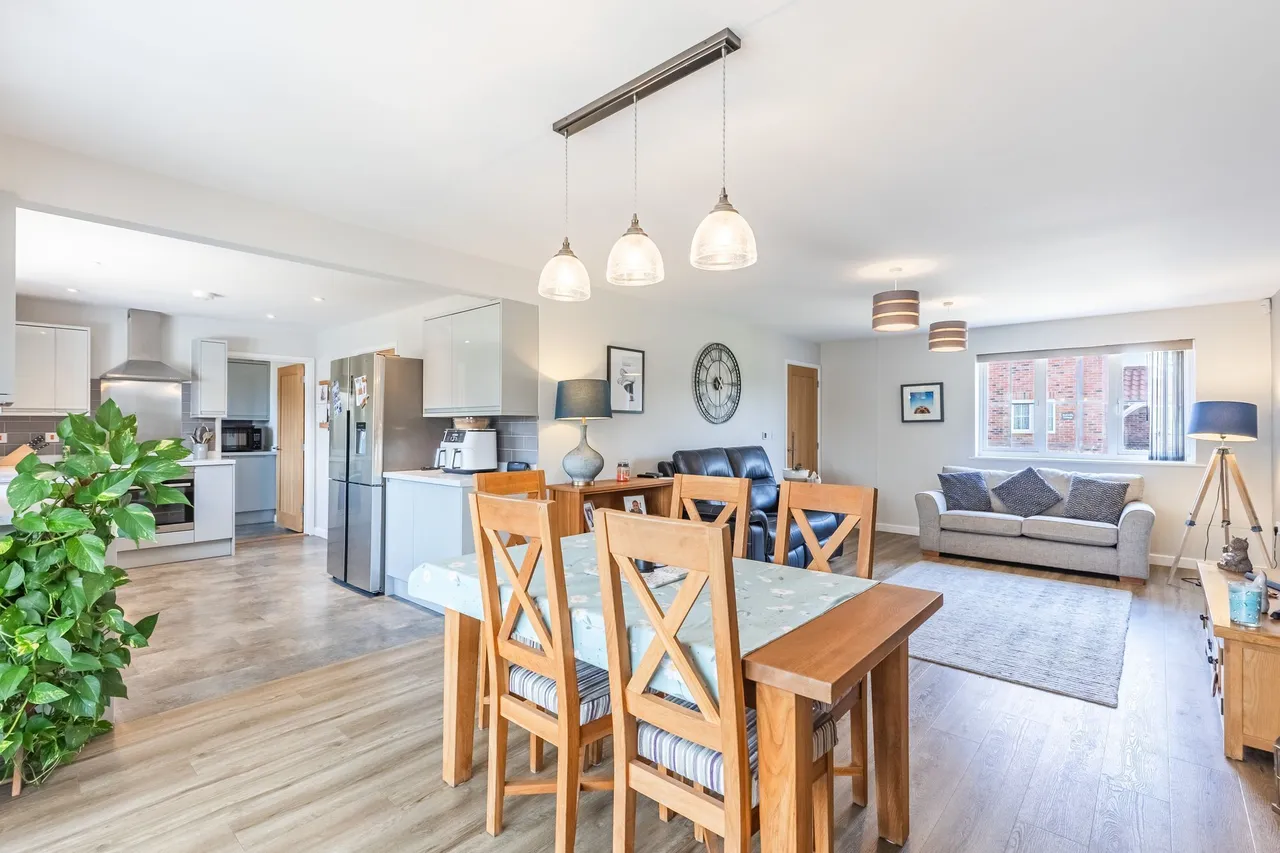 Beautifully Presented Four Bedroom Ho, photo 2
