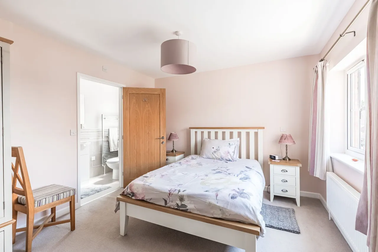 Beautifully Presented Four Bedroom Ho, photo 12