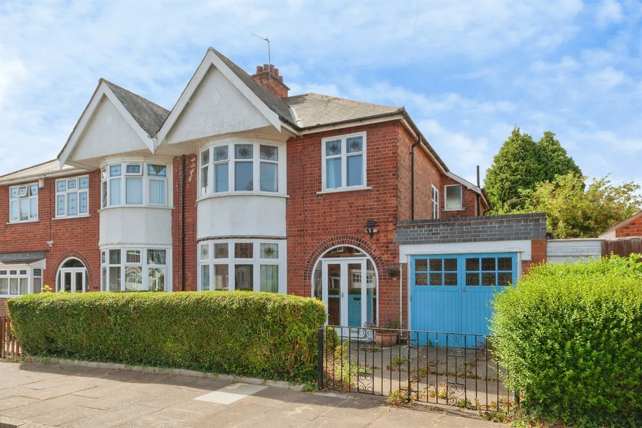 3 bed house for sale — Ashleigh Road, Leicester