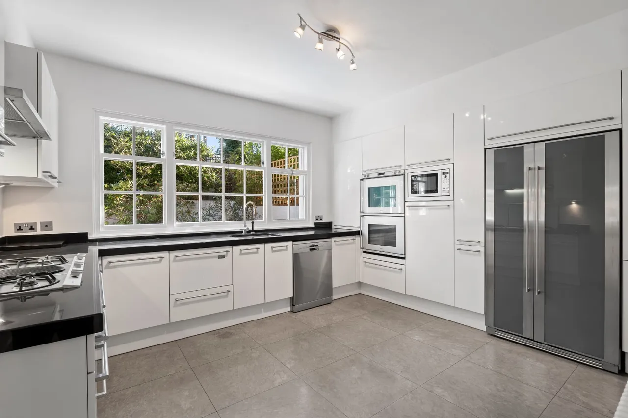 Pembroke Gardens Close, London, W8, photo 4