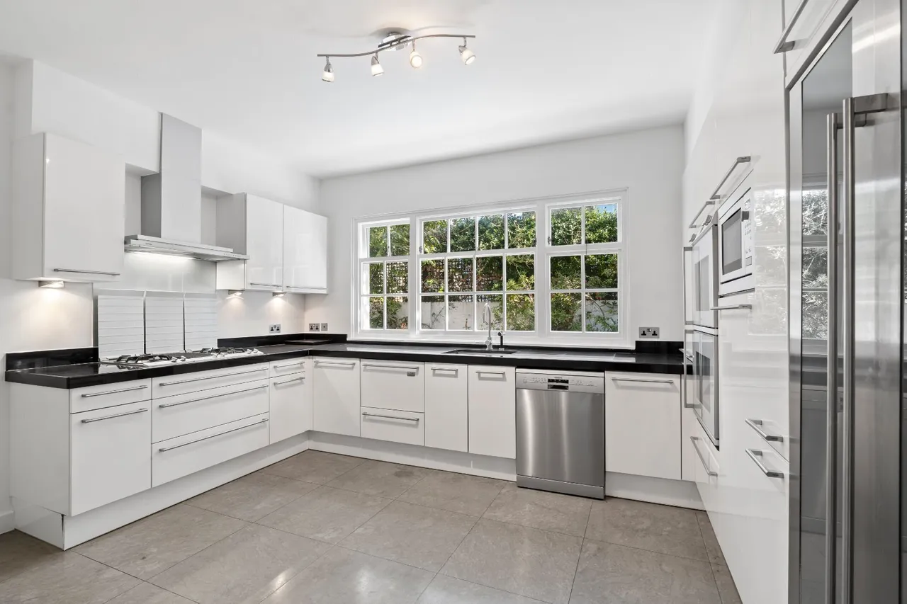 Pembroke Gardens Close, London, W8, photo 5