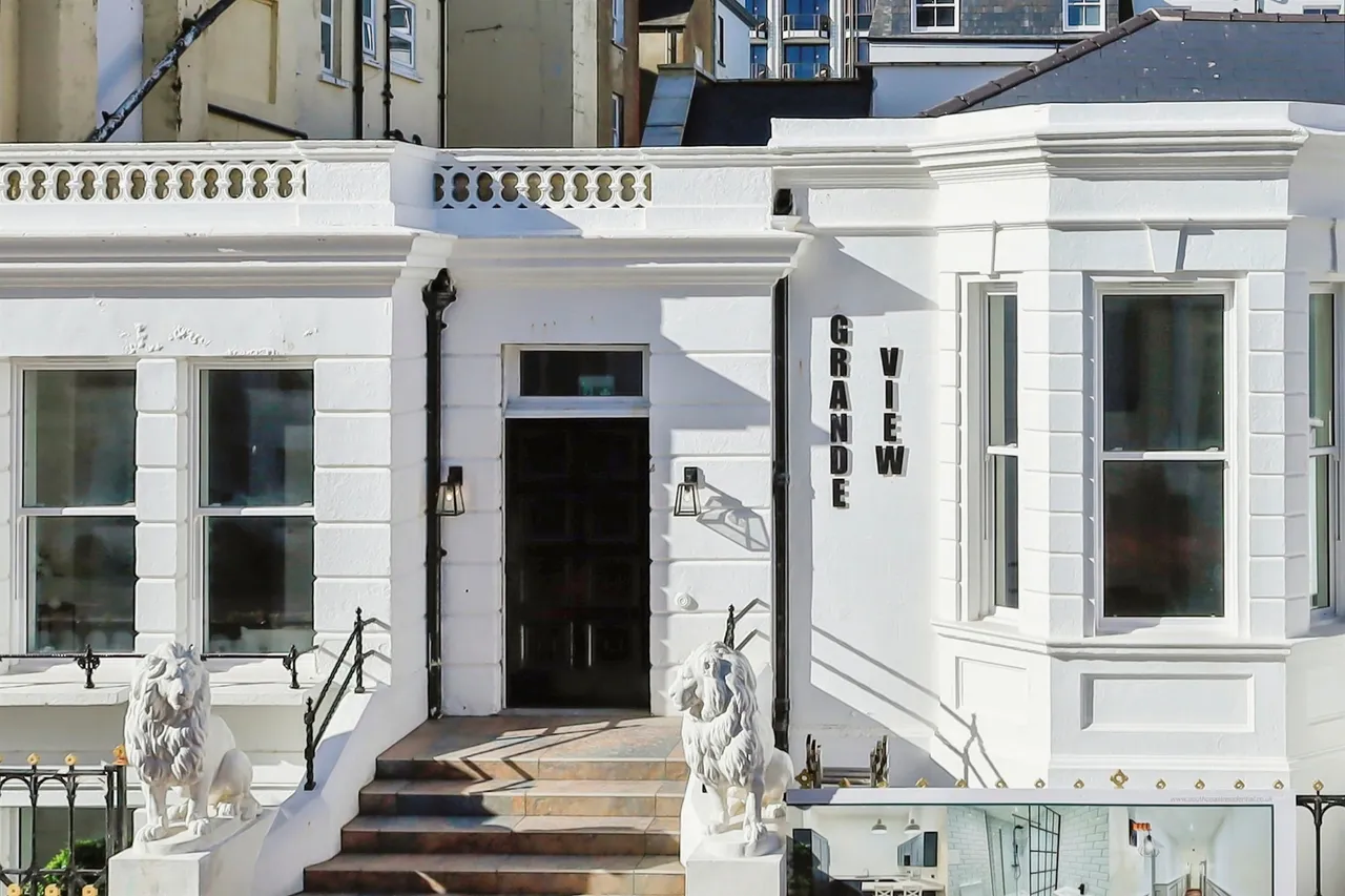 2 bed flat for sale — Grande Views, 25 Burlington Place, Eastbourne
