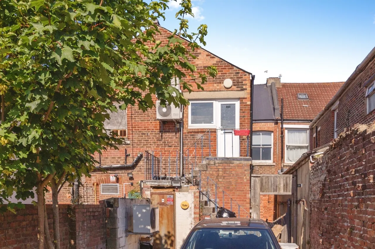 2 bed flat for sale — London Road, Portsmouth