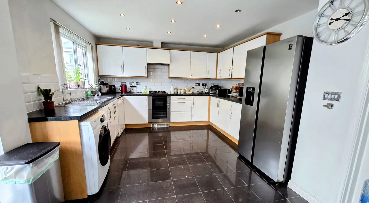 Ainsbrook Avenue, Manchester M9, photo 5