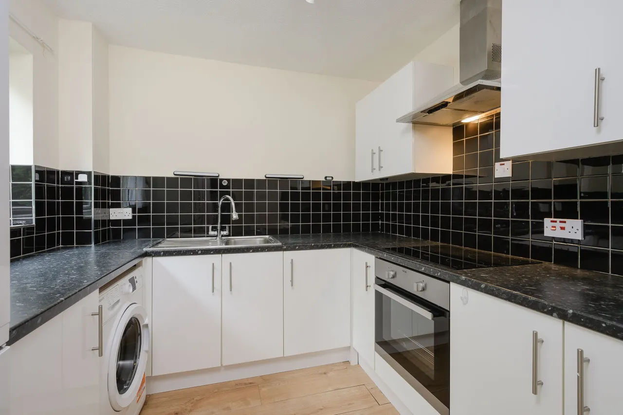 St. Benedicts Close, London, SW17, photo 3