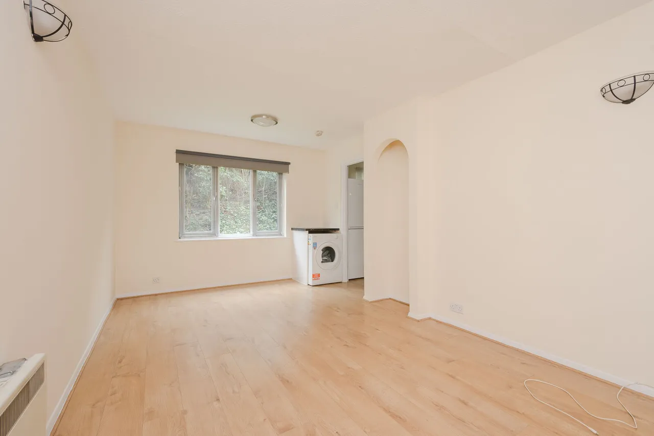 St. Benedicts Close, London, SW17, photo 2
