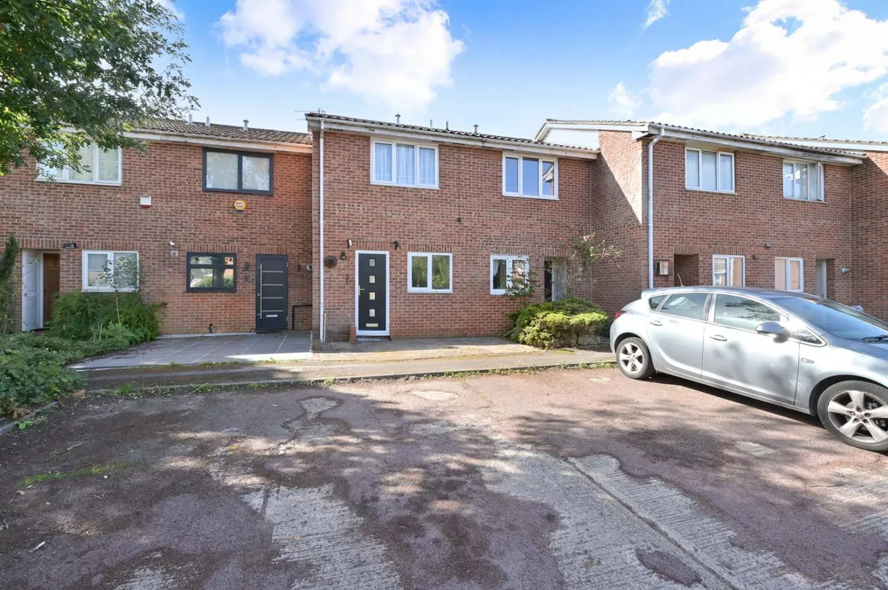 2 bed house to rent, Waller Drive, Northwood, HA6