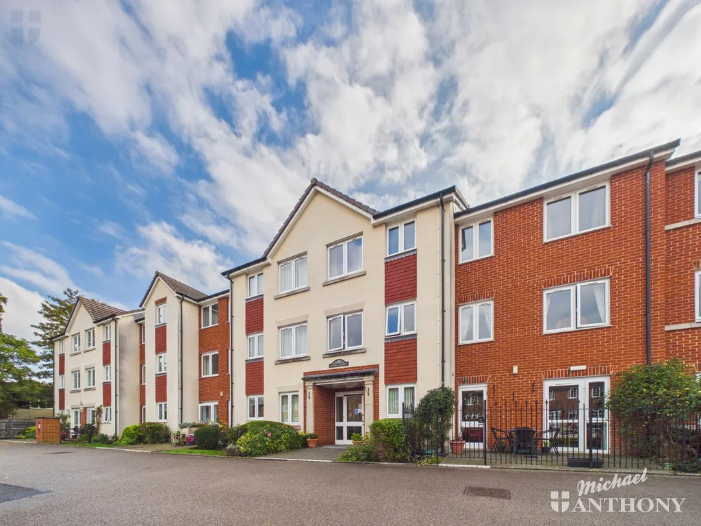 2 bed flat for sale, Croft road, Aylesbury, HP21