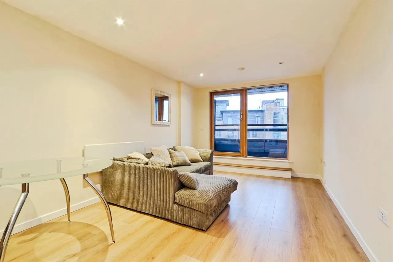 2 bed flat for sale — East Street, Leeds