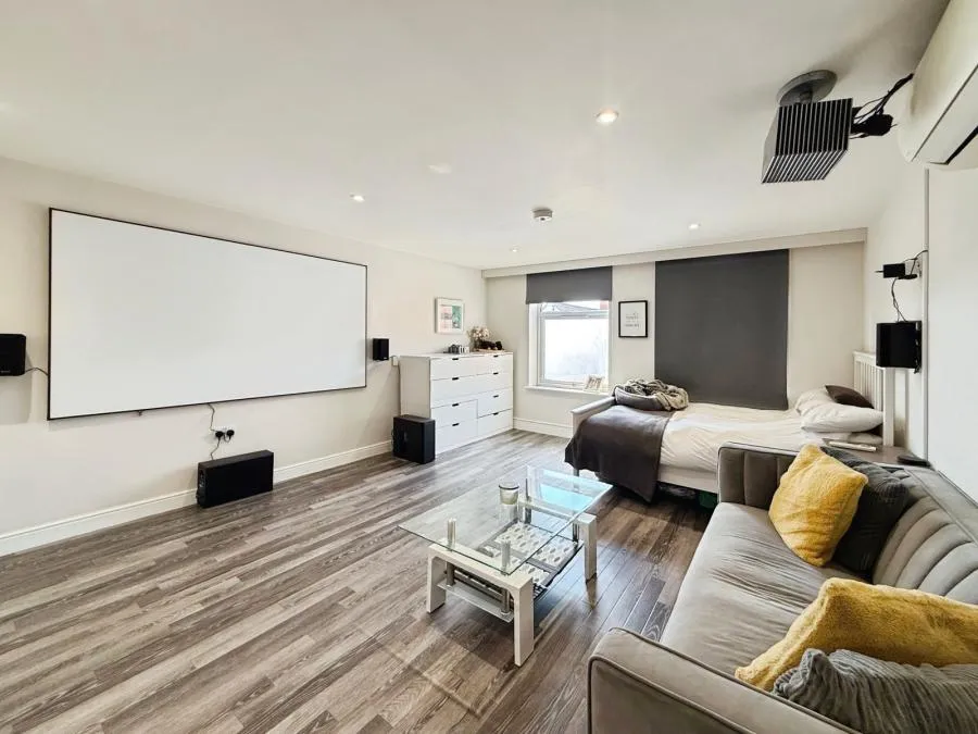 1 bed flat for sale, High Street, Crowthorne, RG45