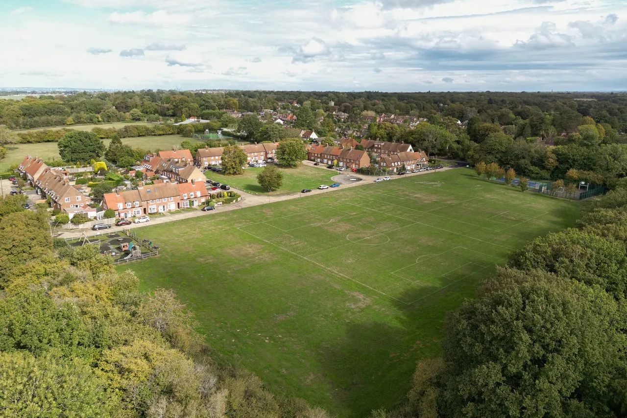 3 bed house for sale, Howard Close, Walton On The Hill, KT20