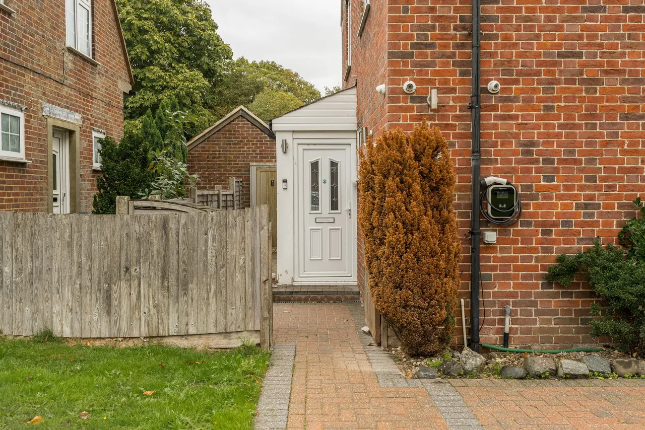 Howard Close, Walton On The Hill, KT20, photo 25
