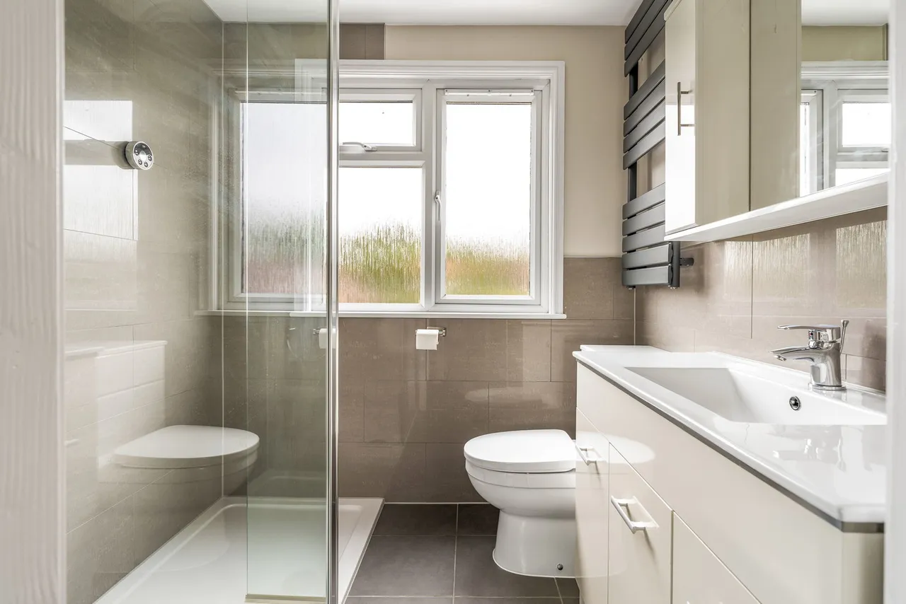 Howard Close, Walton On The Hill, KT20, photo 17