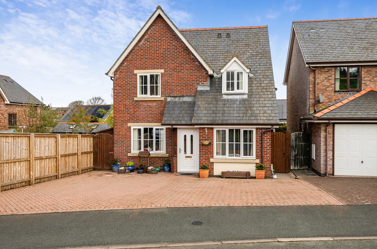 3 bed house for sale, Parc Yr Onnen, Llanfair Caereinion