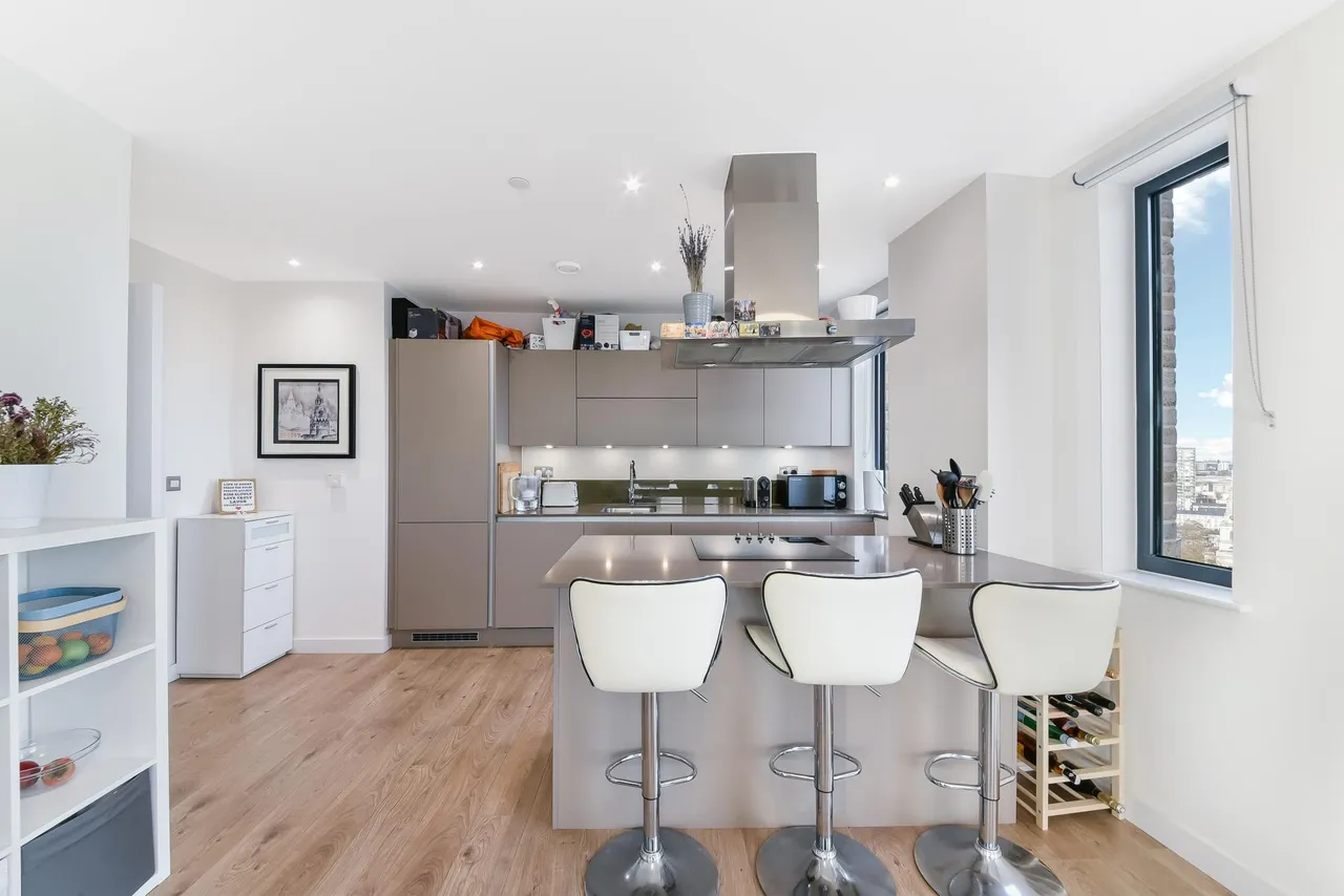 1 bed flat to rent, Roosevelt Tower, Manhattan Plaza, E14