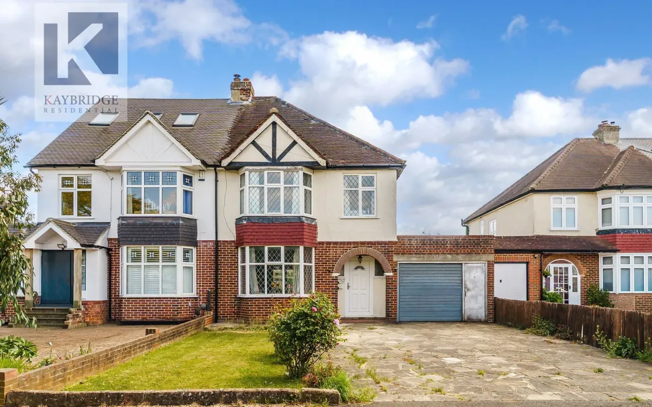 4 bed house for sale — Bradstock Road, Epsom, KT17