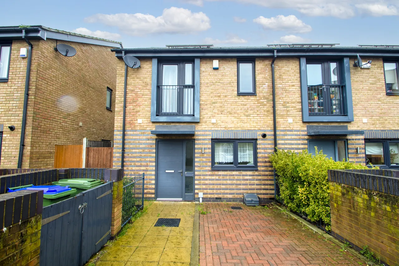 2 bed house to rent — Sterling Road, Bexleyheath
