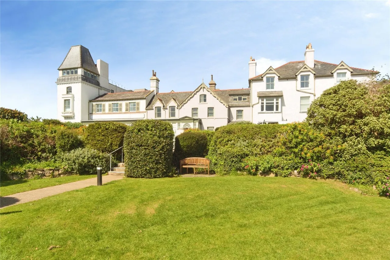 2 bed flat for sale, Station Road, Deganwy, LL31