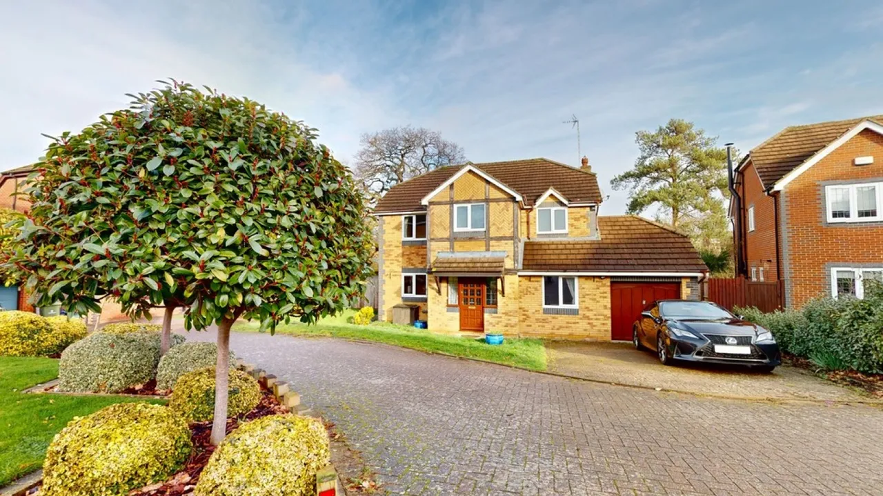 4 bed house for sale — Redgrove Park
