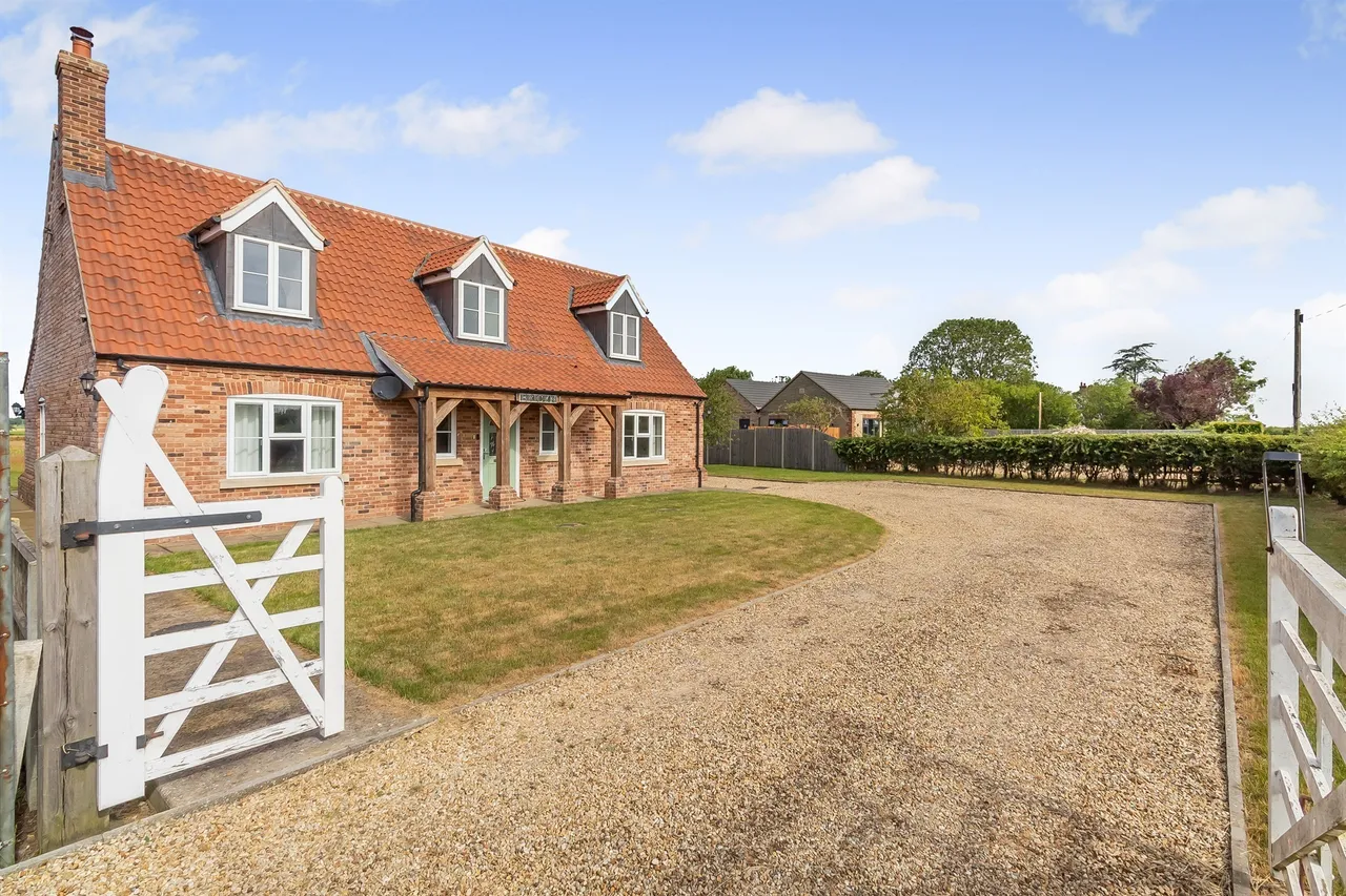3 bed house for sale — Mill Hill Road, Boughton, King's Lynn