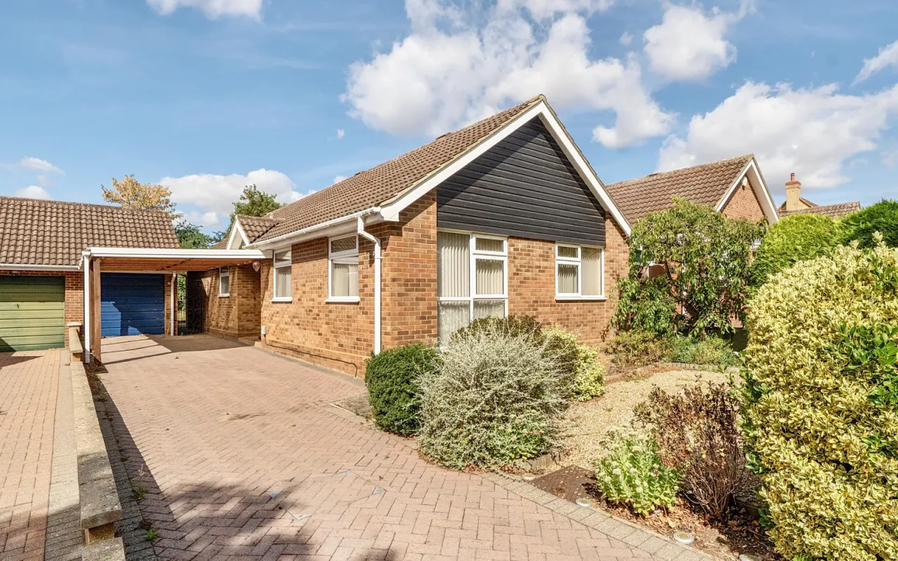 3 bed property for sale — Arun Close, Bedford