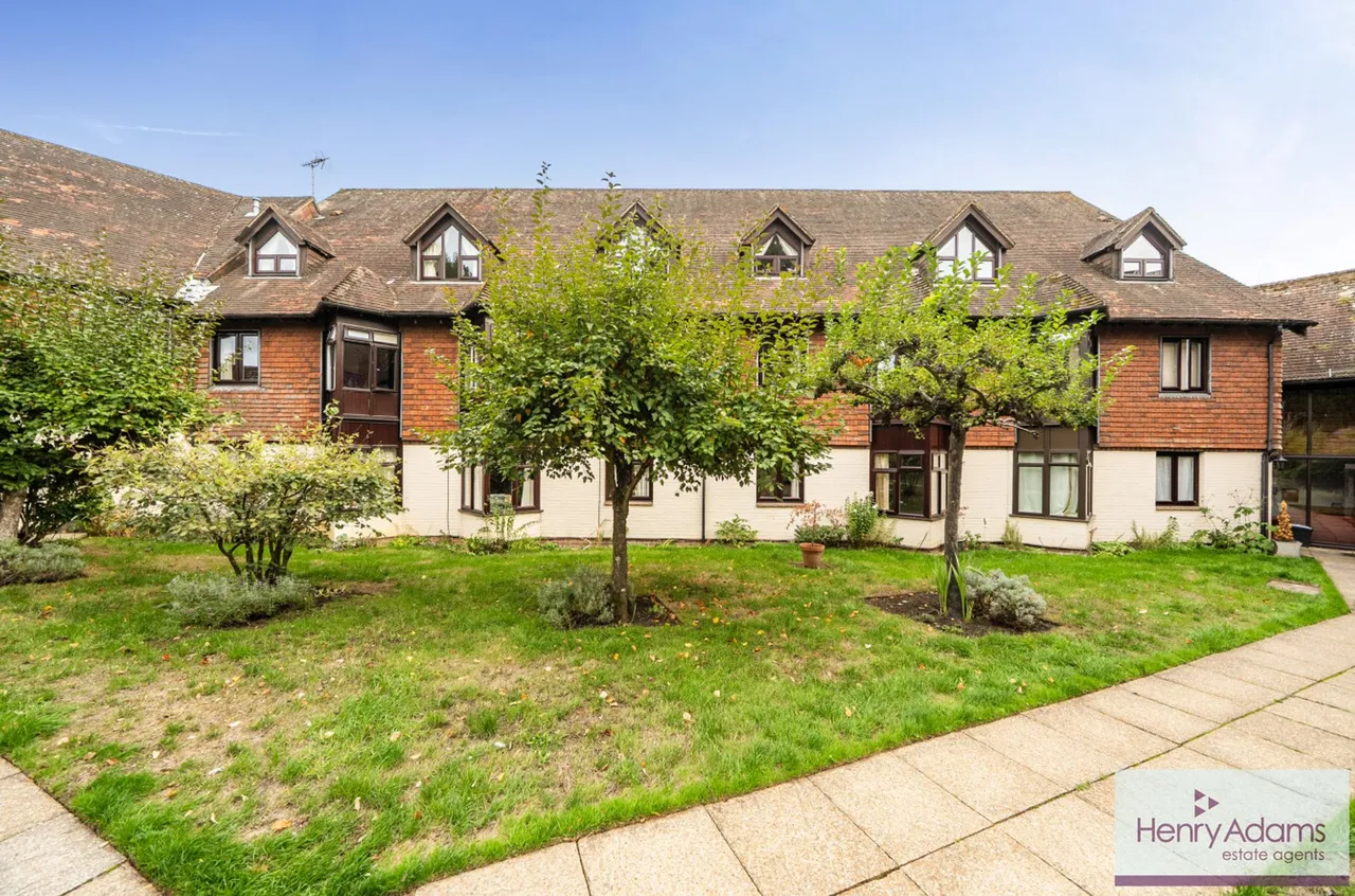 1 bed property for sale, Hylton Road, St. Peters Court, GU32