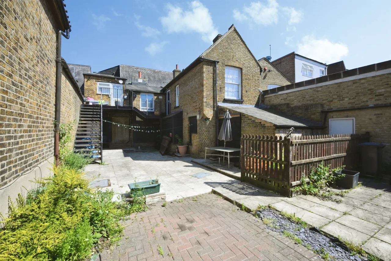 2 bed flat for sale — High Street, Hoddesdon